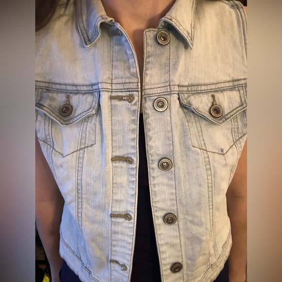 Cute blue jean vest. Never worn, like new! Size: S. Brand: Reitmans Jeans - Picture 3 of 6